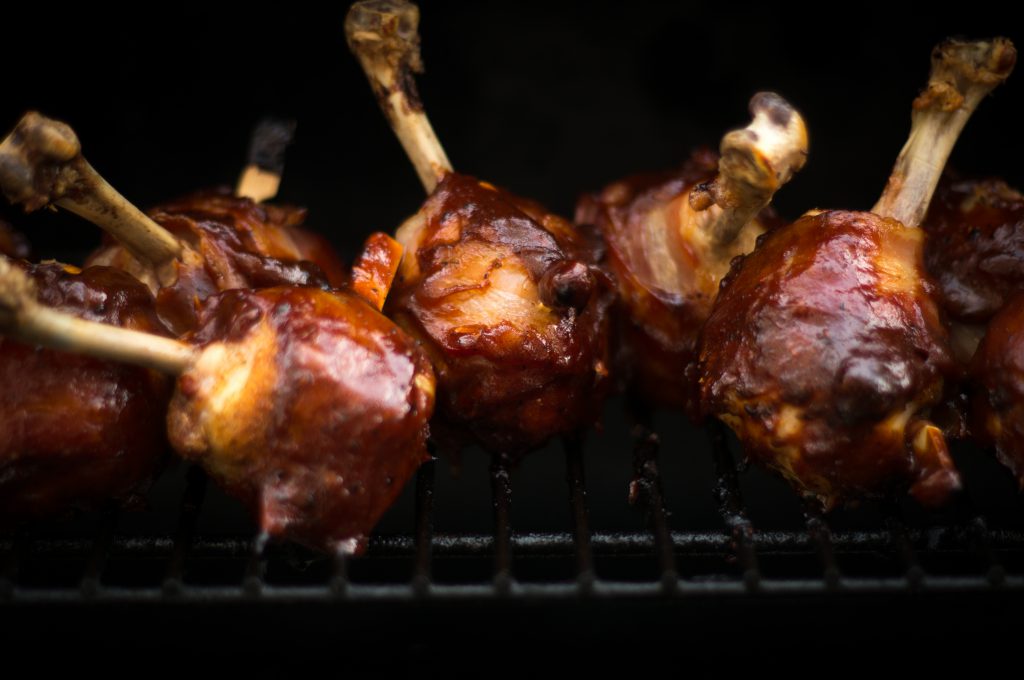 Bacon Chicken Lollipops mit Tamarind BBQ Sauce