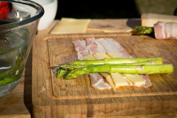 Spargel in Bacon