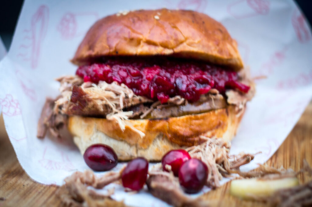 Pulled Duck Burger mit cranberry Chutney und gegrillter Birne