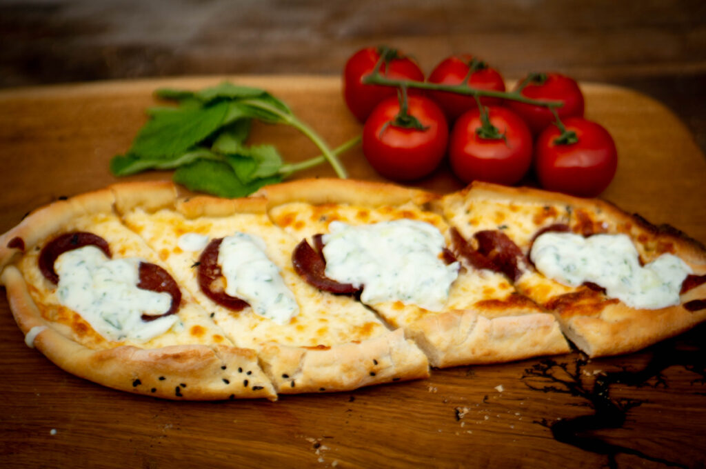 Türkische Pide mit Sucuk und Käse
