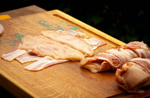 Gefülltes Hähnchen mit Bacon umwickelt haben bestimmt die meisten schon mal gemacht, aber wusstet Ihr, wo es herkommt und wie das Gericht heißt? Heute zeigen wir mazedonische Pileško Uvijači.